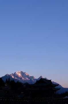 玉龙雪山日照金山