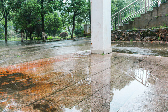 雨后校园一角