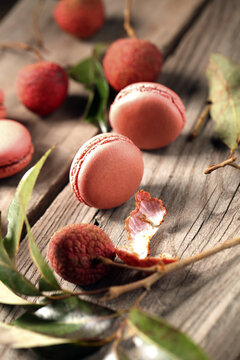 漂亮的草莓树莓可可味的马卡龙