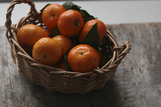 篮子里装满新鲜的橙子