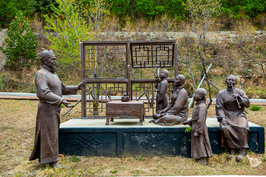 达斡尔民族园雕塑