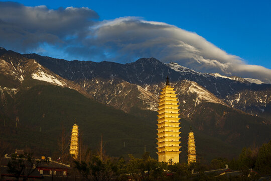 三塔映苍山