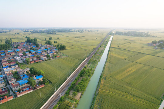 铁路河流麦田