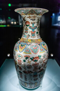 清代五彩盆景八宝纹瓷瓶