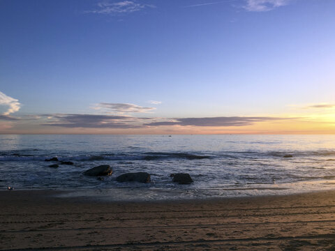夕阳下美丽的宁静的海滩