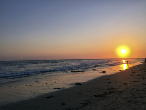 夕阳下金色的日落和沙滩
