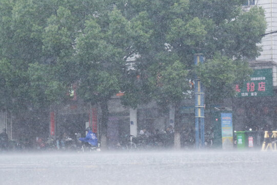 雨中前行