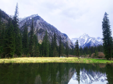 雪山湖泊