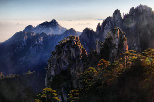 黄山奇峰突起