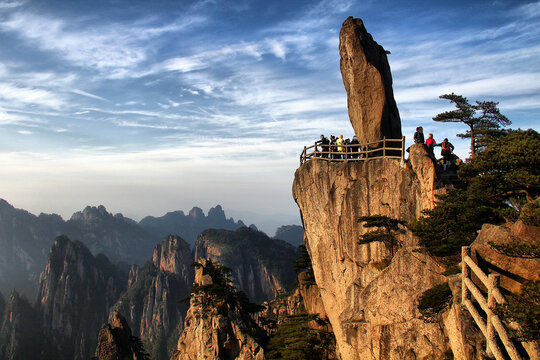 黄山飞来石