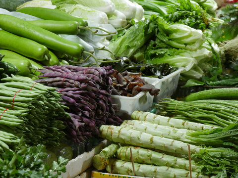 市场里摆放的各种蔬菜