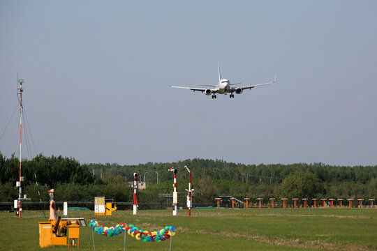 波音B737飞机降落沈阳机场