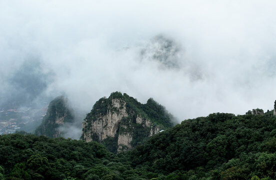 云雾缭绕狼牙山