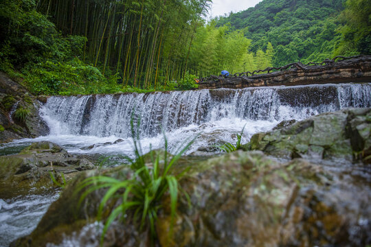 山涧溪流