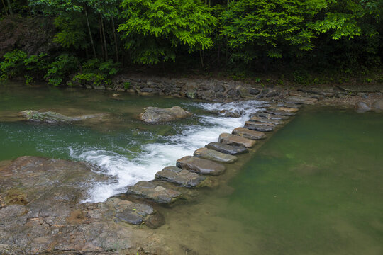 山涧溪流