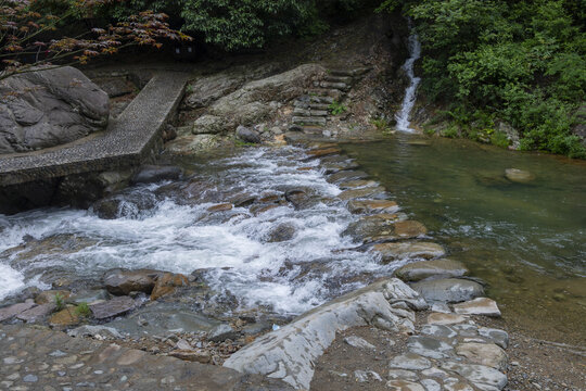 山涧溪流