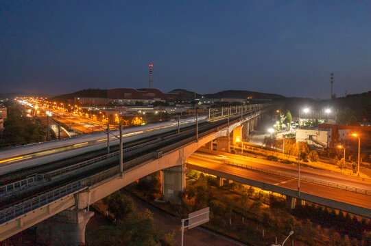 公路铁路立交桥夜色