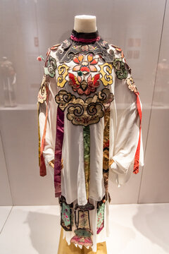 中国人物花卉纹刺绣云肩