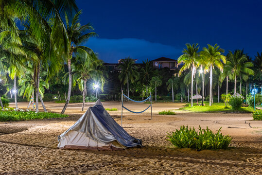 中国三亚海滩和露营帐篷夜景