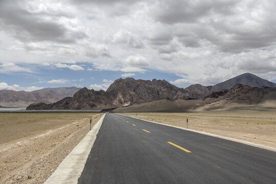 山下的新藏公路