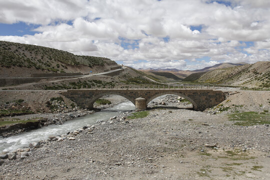 新藏线上的一座拱桥