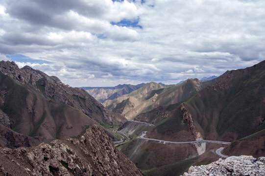 壮丽的山脉崎岖的山路