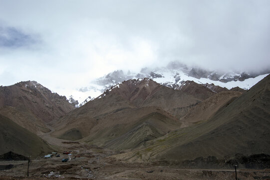 新藏线壮观的雪山山脉