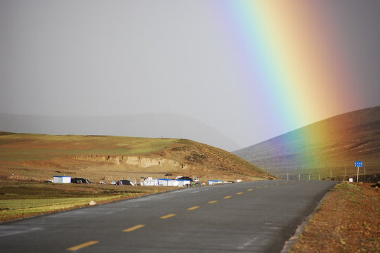 公路上美丽的彩虹