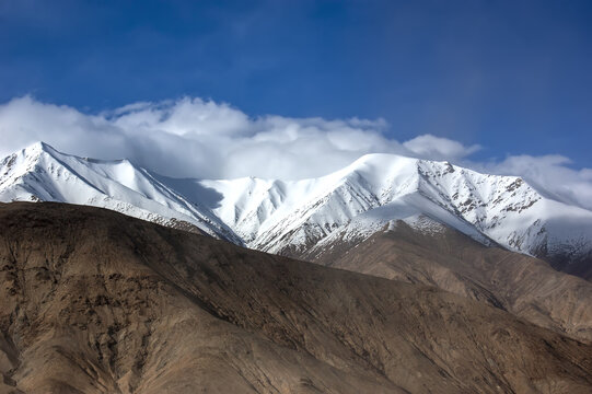 壮观的连绵的雪山山脉