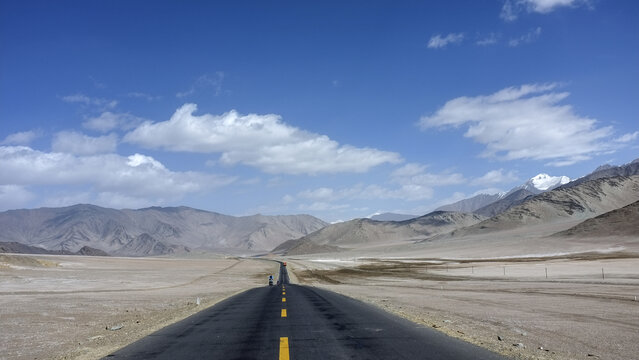 雪山山脚下的新藏公路