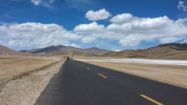 通往前方的新藏公路