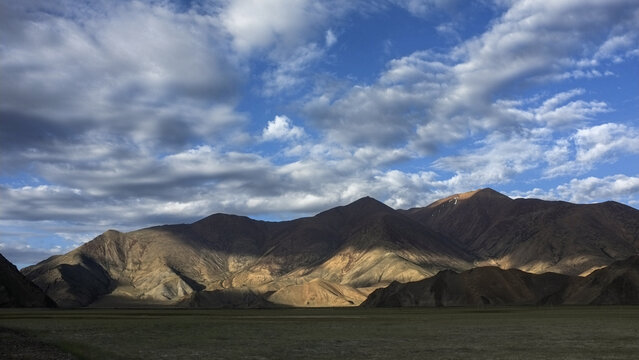 天空下壮丽的大山