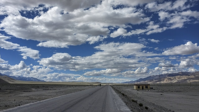 沙漠上一条公路通向前方