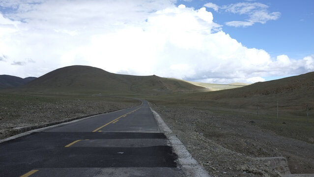 一条公路通向山脚下