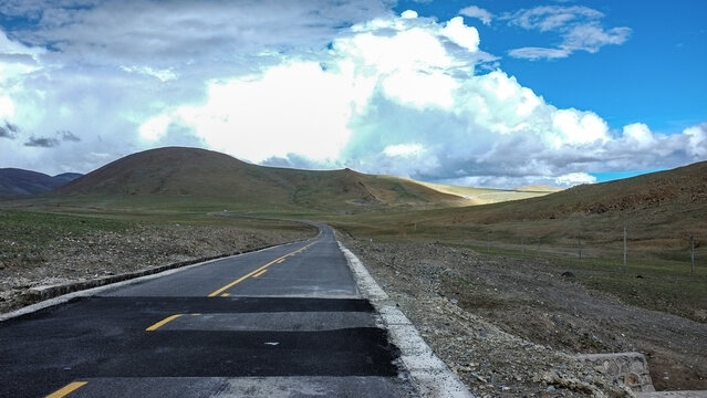 一条柏油公路通向前方的大山