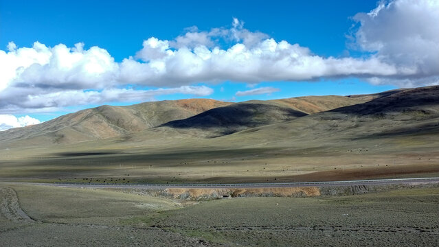 新藏线美丽的高山无人公路