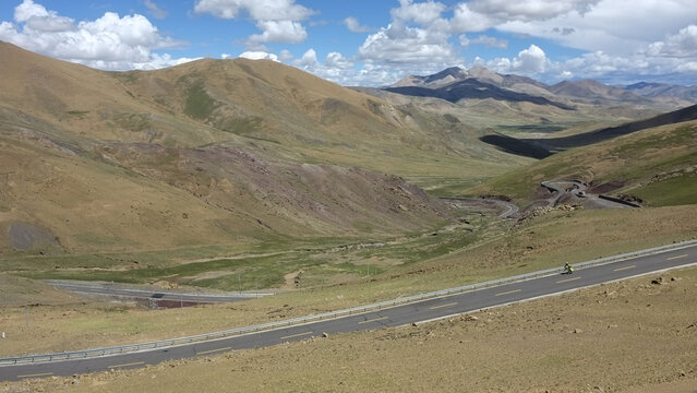 高山草甸上一条蜿蜒的柏油公路