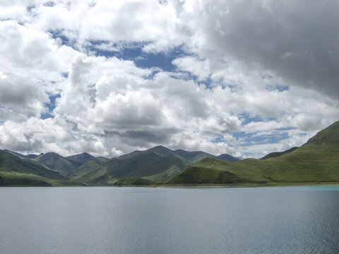 绿色山脉下蓝色的湖泊