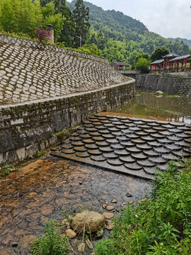 古村山溪水潺潺