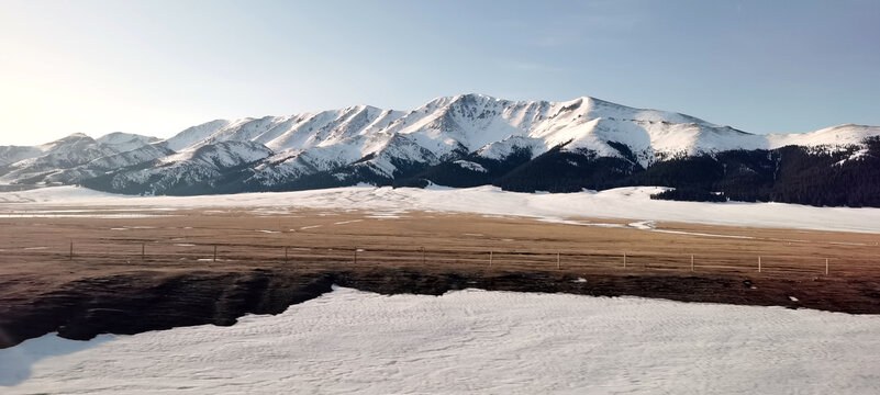 天山雪景