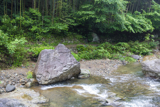 山间溪流