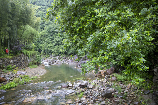 山间溪流