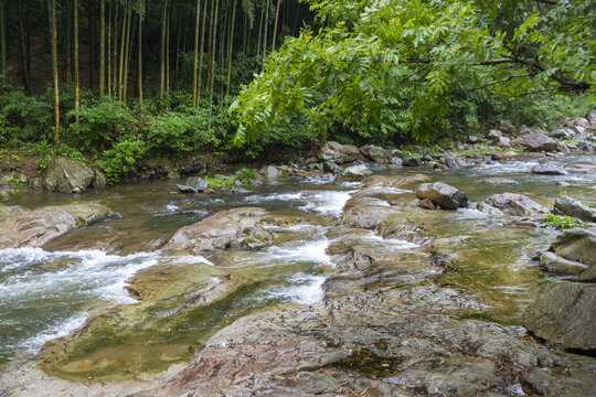 山涧溪流