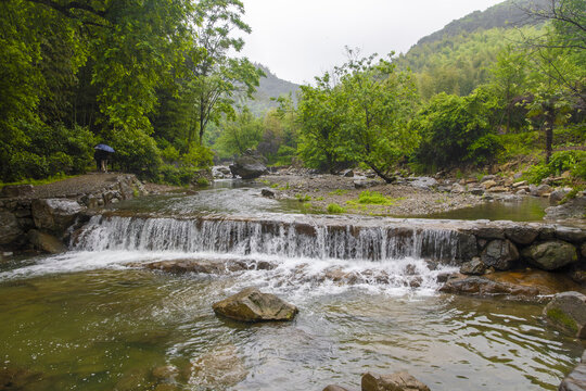 山间溪流