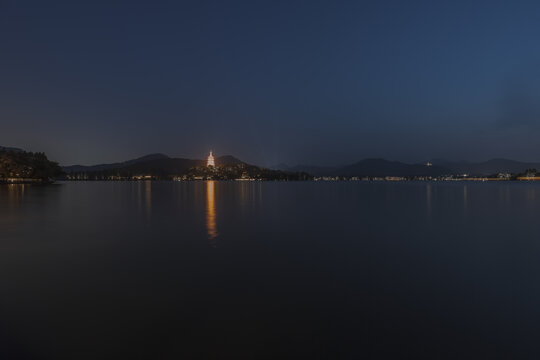 夜幕下西湖映射的雷峰塔