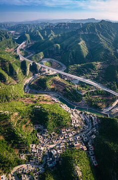 河北太行山高速路穿越崇山峻岭