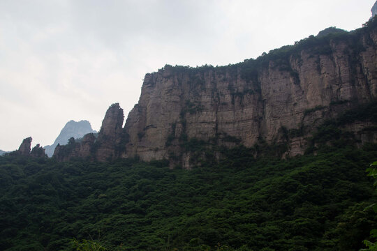 云雾缭绕的河南新乡八里沟景区