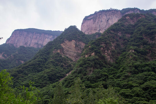 云雾缭绕的河南新乡八里沟景区