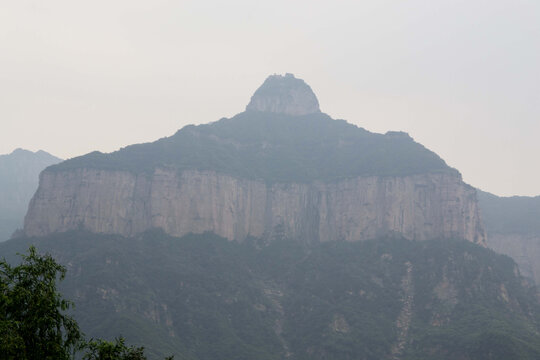 云雾缭绕的河南新乡八里沟景区