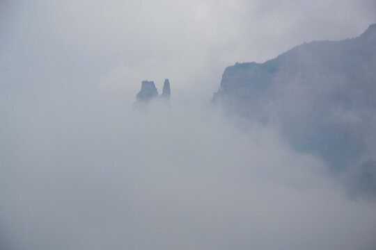 云雾缭绕的河南新乡八里沟景区